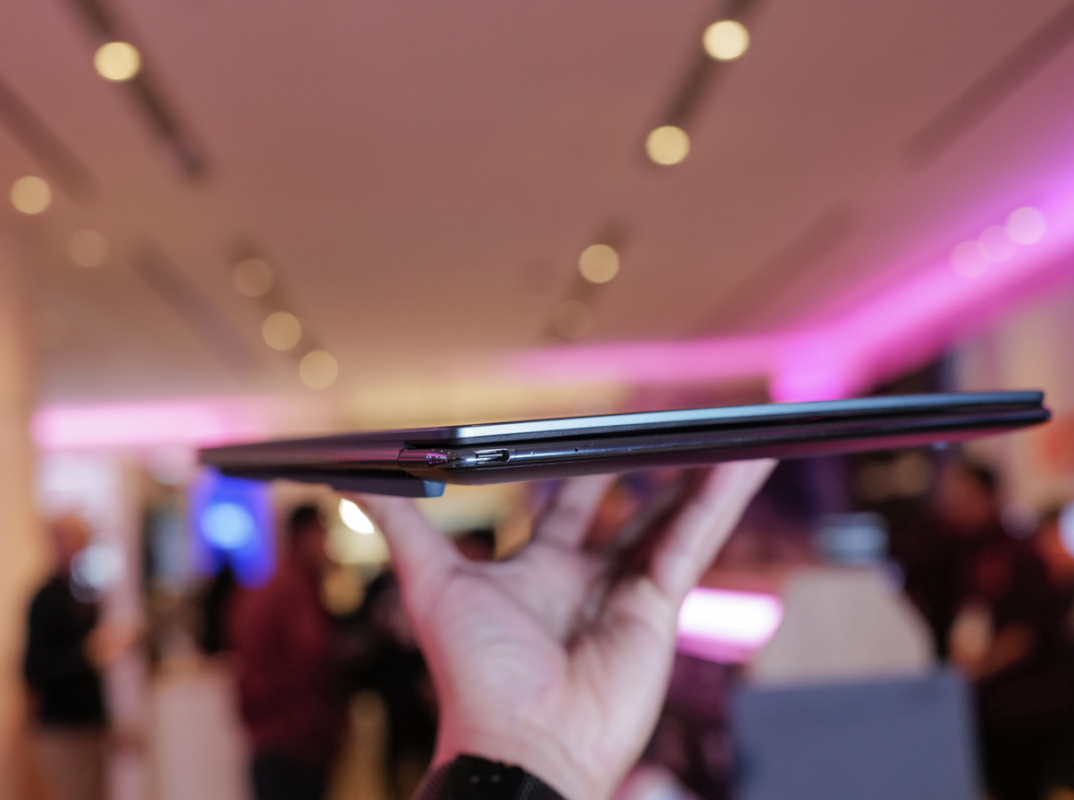 Chiêm Ngưỡng Lenovo Yoga Slim 9i: Laptop Đầu Tiên Trên Thế Giới Sở Hữu Camera Ẩn Dưới Màn Hình Đột Phá 2 Screenshot 2026 07 06 at 12.20.56